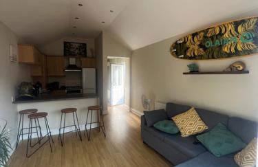 Open plan flat with large garden close to beach - Photo 3