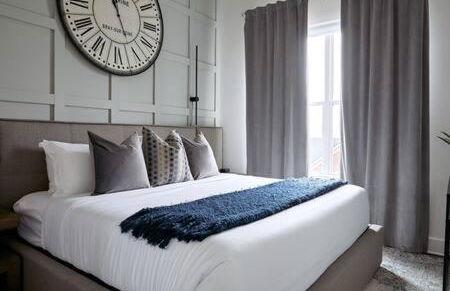 Hillsboro Village Rooftop Retreat with City Views, Sleep 12 with Gourmet Kitchen, Smart TVs & Garage, Walk to Vanderbilt, Pancake Pantry and Boutique Shopping, Minutes to Broadway, 12 South and The Parthenon, Perfect for Groups, 24Hr Hospitality - Foto 10