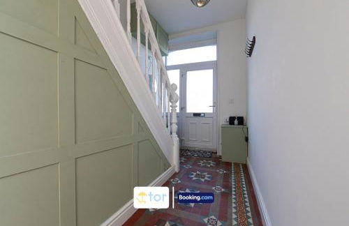 Explore Welsh Wonders, 3 Bedroom House By The One Retreats Short Lets & Serviced Accommodation Treharris - Foto 27