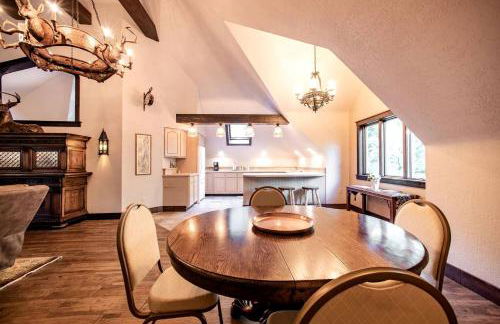 Castle Gatehouse Rental for a Unique Getaway near Bolton Landing, New York - Foto 3