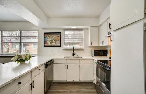 Near Globe Life and ATandT! Convenient Unit with Patio - Foto 9