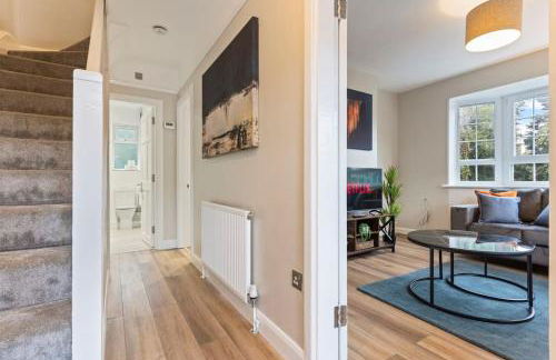 Modern 4 Bed house Ideal for Groups, Contractors near City Airport & O2 Arena, free parking & Wifi included - Foto 7