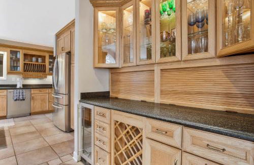 Gorgeous Creek Side Ranch-Style Estate With Dock - Foto 14