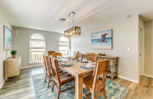 Waterfront Home with Deck and Pool in City-by-the-Sea - Foto 7