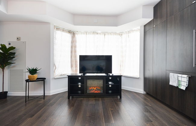 Yorkville Modern 1 Bedroom Suite Toronto - Photo 18