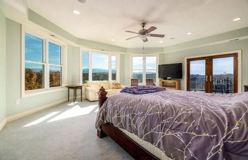 Riverbend Lodge Spacious Riverfront Home with Hot Tub Pool & Mountain view - Foto 52