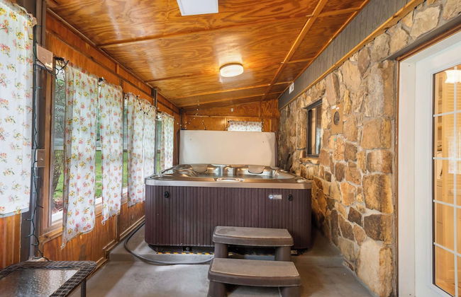 The Cozy Cottage Getaway - Private Pool & Hot Tub - Photo 18