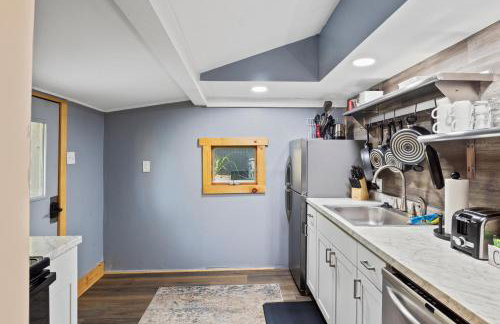 Beautiful Newly Renovated Home With King Bed & Lake Walkable - Foto 9