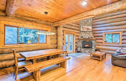 Riverfront Cabin with Hot Tub 2 Mi to Eagle Falls - Foto 5