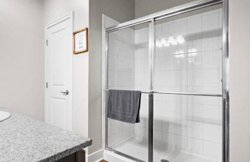 2BR Balcony Suite Gym & Pool Downtown at CityWay - Foto 35