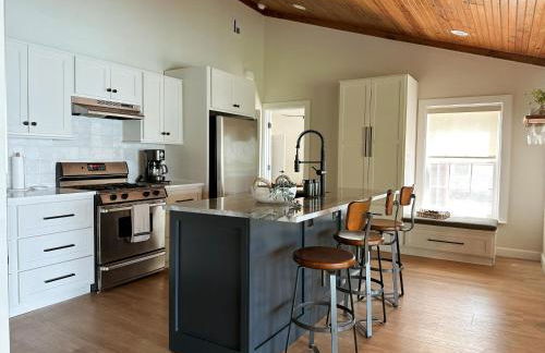 Newly Renovated 4B, 2.5 bath Lakefront home with South Grand Lake Views and dock - Foto 31