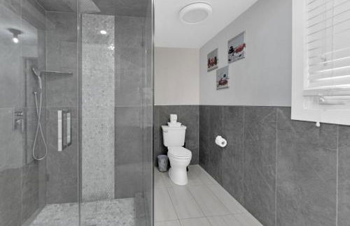 Fire and Fun Luxe Stay w Pool Hot Tub and Game Room - Foto 15