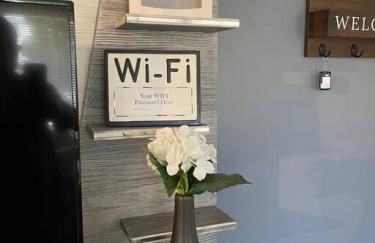 Roxanas 3bed 2bath Home with Modern Interior and BBQ Backyard - Photo 8