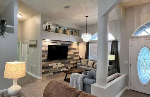 Peachland getaway with pool and tiki bar - Foto 24