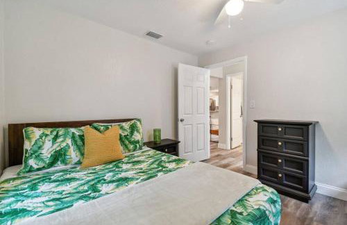 Family Friendly Beach Escape - Modern Retreat near Beaches - Sleeps 6 - Fast WiFi - Foto 35