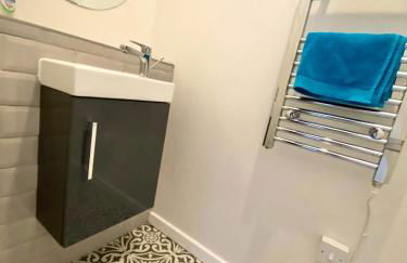 Bijou Abode- bungalow with free private parking - Foto 14