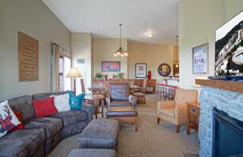 3 bedroom, 2 Full Baths, Slope Side Outdoor Hot Tubs on Site Ski Lift overlook - Foto 8