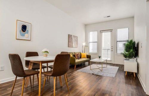 Boulevard Stays Walk to Downtown 1BR SoCo Pool Parking Gym 01 - Foto 1