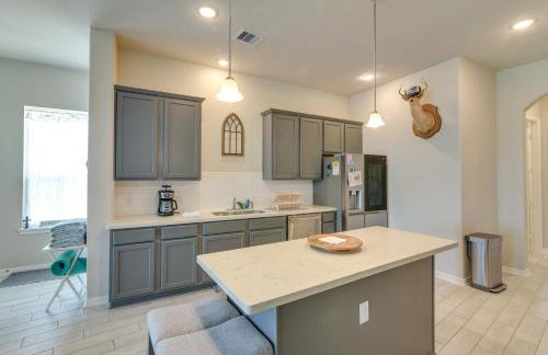 La Porte Home with Balconies Walk to Beach! - Foto 9