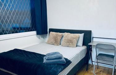 Near Station - Spacious 4-Bed Home with Parking - Foto 11