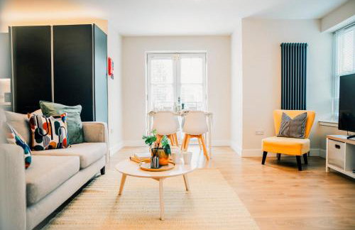 Modern Central 2 Bed Apartment with Parking - Photo 26