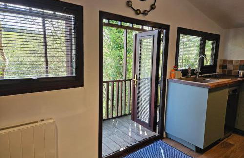 Treetops Lodge, private Cornish hideaway, parking, garden - Foto 30