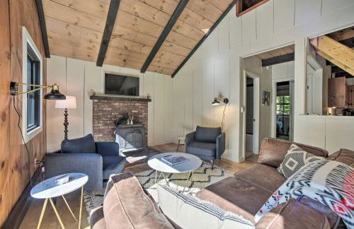 Sleek Cabin with Deck, 8 Miles to Mount Snow and Hikes - Foto 5