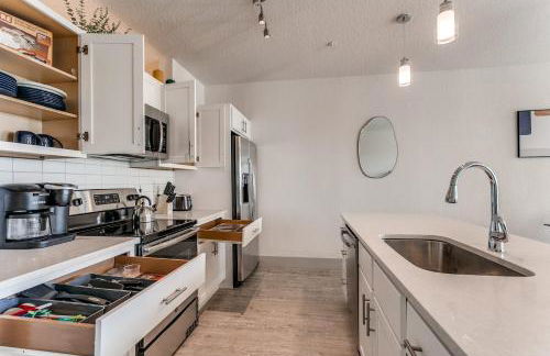 Stylish Condo facing Riverwalk with Free Parking Pet Friendly Centrally Located on the Riverwalk - Foto 11