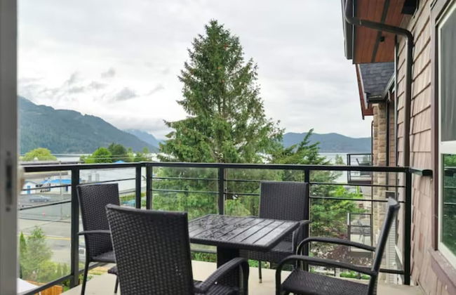 Harrison Lake Pets Welcome 3BR Suite - Photo 24