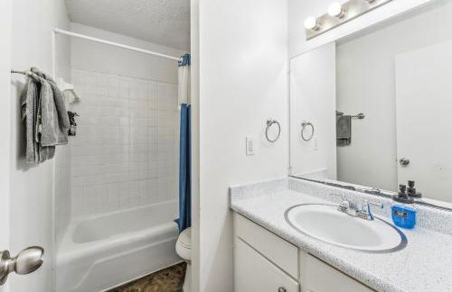 Heart of SoCo 2BR and 1BR King Suites with Free Parking, Pool, and Laundry Center - Foto 15