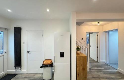 Modern 3 Bedroom Home - Free Driveway Parking - 6 Guests - Upstairs Bathroom and Downstairs WC - Foto 28