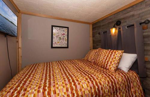 Funky Little Lakehouse - private dock and sunset view - Foto 14