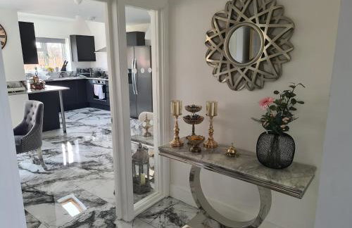 SAV 5 bedroom Executive detached house in Leiceste - Photo 5