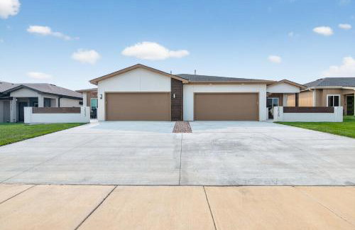 Plush & Roomy - Perfect for All Ages near KU & KC - Photo 30