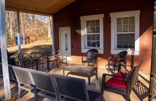 Charming 3 Bedroom Home with Spacious Living and Convenient to Shopping & Interstate - Foto 34