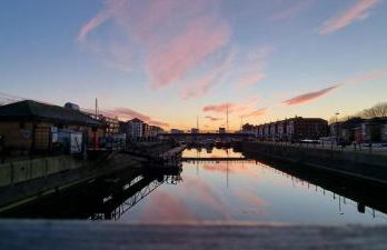 Riverside 1BR with Easy Transport 20min to City Centre - Photo 31