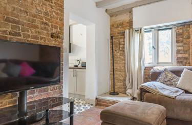 3 Bedroom Country Cottage with Private Garden - Photo 9