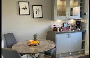 Stylish Scottish House With Garden and Parking - Photo 26