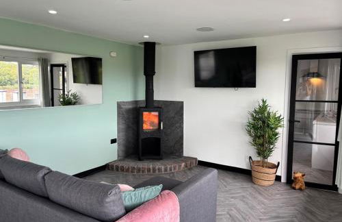 Little Woodlands Chalet with Private Garden & Hot Tub - Foto 33