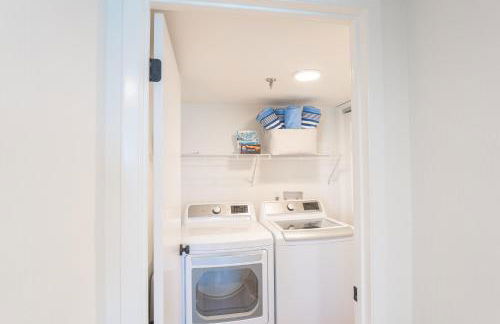 Luxury direct oceanfront corner with a large private balcony, heated pool and garage - Photo 36