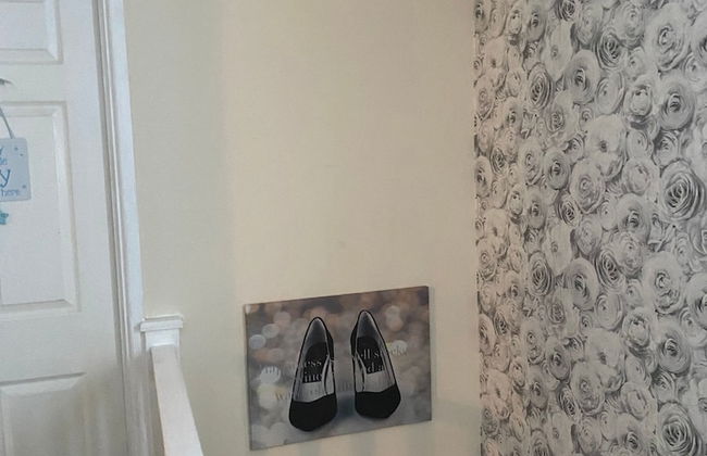 Beautiful House Minutes Away From Liverpool Airport With Huge Garden - Photo 10