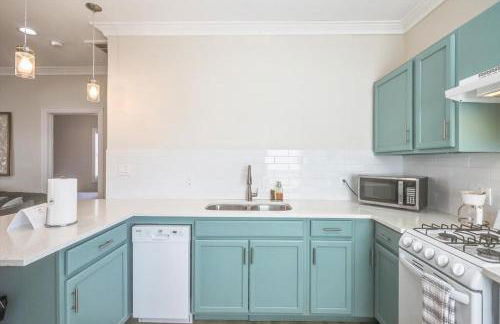 Front Lake Holiday 2BR 1BA Guest Home with Hot Tub - Foto 14