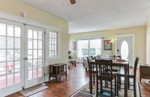 Beautiful Home Steps from the beach + Side Porch - Foto 7