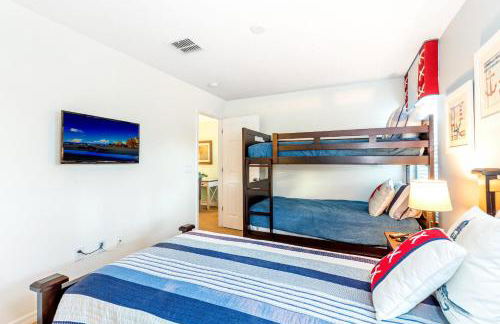 Spacious 6-Bedroom Getaway with Game Room, Private Spa & Sunny Pool Deck in Premier Resort Setting - Foto 65