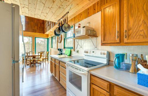 1 Mi to South Twin Lake Cabin with Deck in Trego! - Foto 3