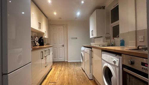 Curzon St - 4 Beds Sleeps 7 with Street Parking - Foto 5, stove, minibar