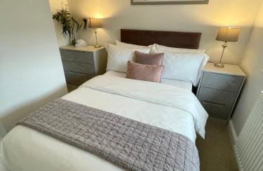 Compact Modern Apartment Single Person or Couple Only - Photo 6