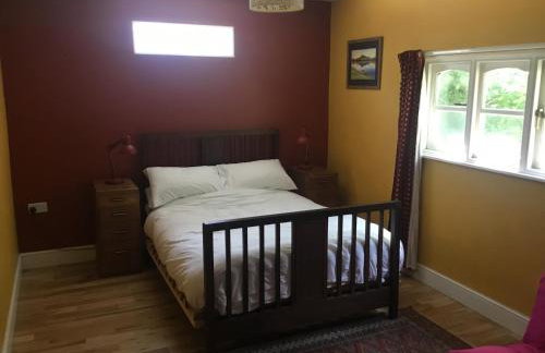 Off grid chalet . HOT TUB & SAUNA. Kid friendly. - Photo 8