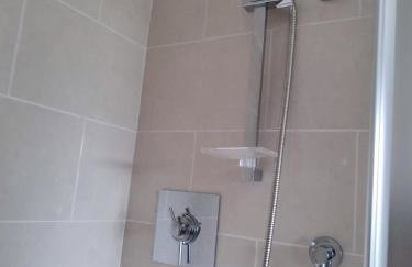 4-bed quiet cul de sac location with large secure off road parking for 4 cars - Foto 15