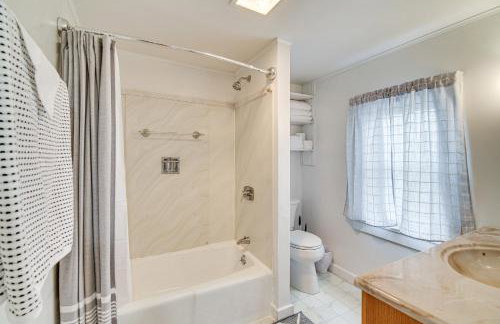 Auburn Finger Lakes Farmhouse with Open Views! - Foto 18